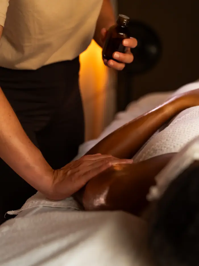 Massage aux huiles essentielles, aromathérapie
