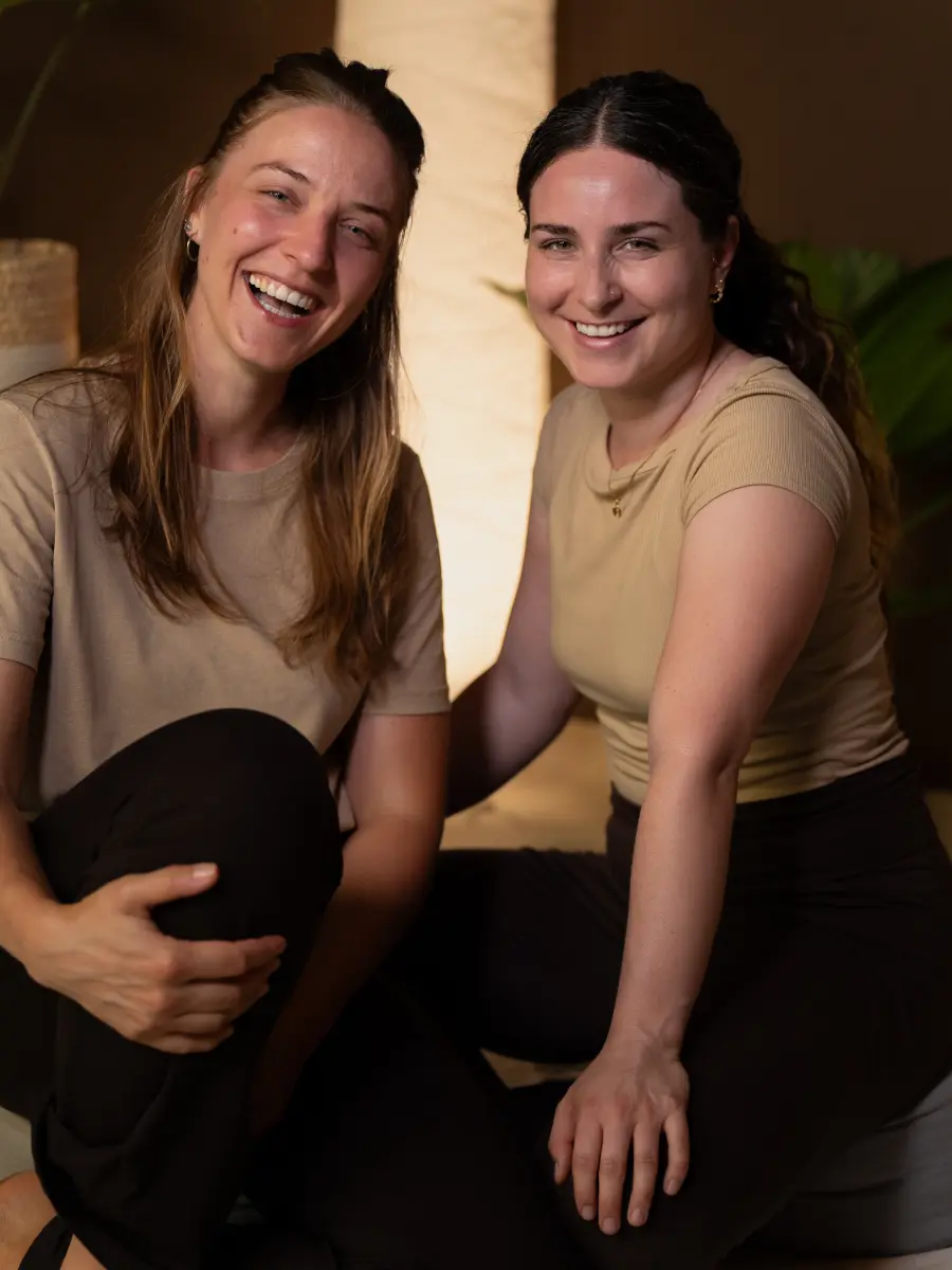 Lucie Gabriel et une autre praticienne en Ayurvéda