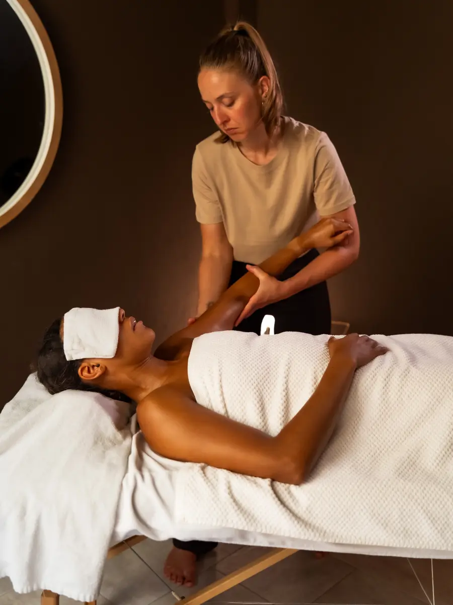 Lucie Gabriel pendant un massage ayurvédique aux huiles chaudes